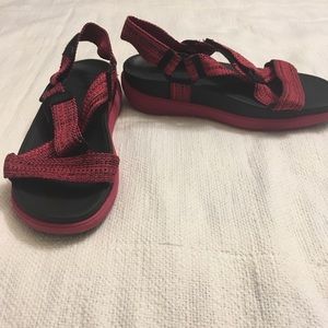 Never worn- Fitflop Aztek Chada Choc. Brown size 8